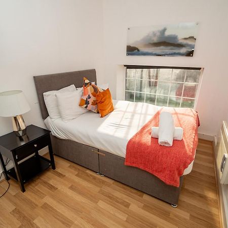 Cozy And Modern 2-Bed Apartment 스완지 외부 사진