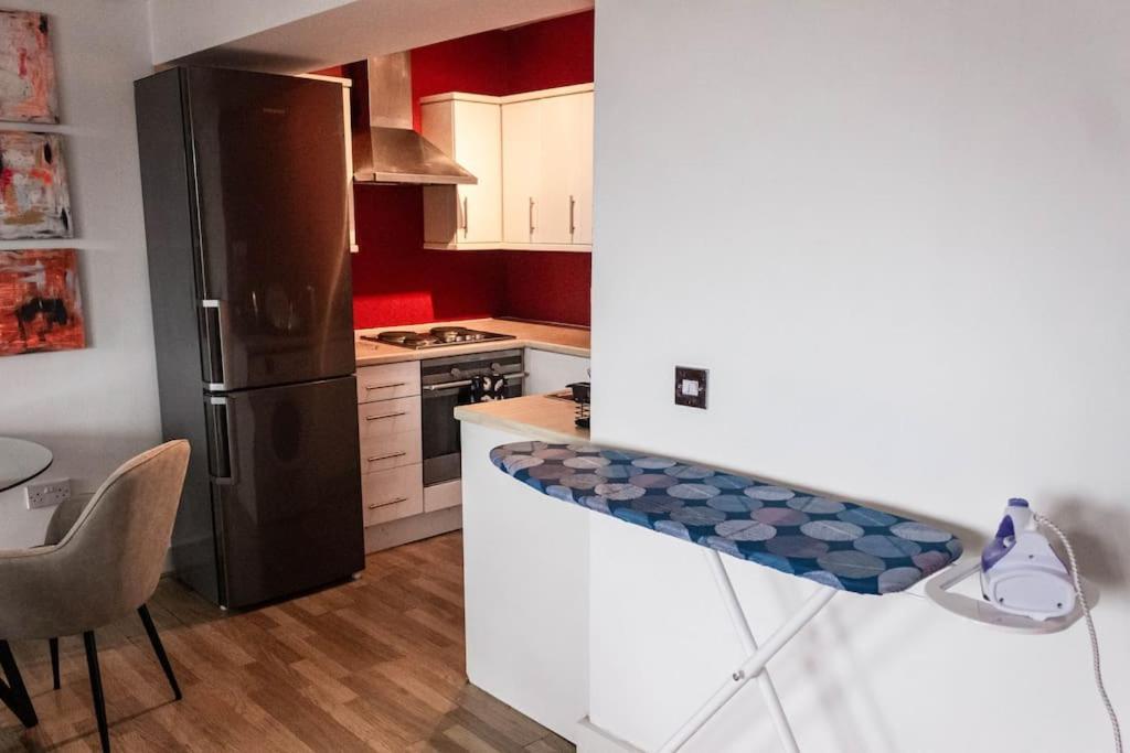 Cozy And Modern 2-Bed Apartment 스완지 외부 사진