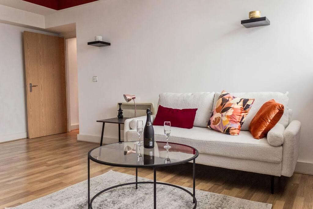 Cozy And Modern 2-Bed Apartment 스완지 외부 사진