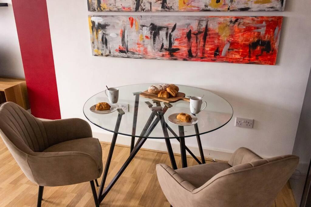 Cozy And Modern 2-Bed Apartment 스완지 외부 사진
