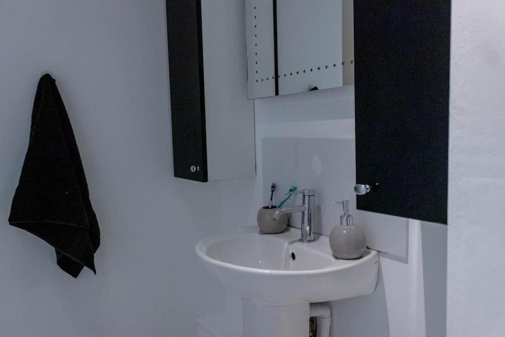 Cozy And Modern 2-Bed Apartment 스완지 외부 사진
