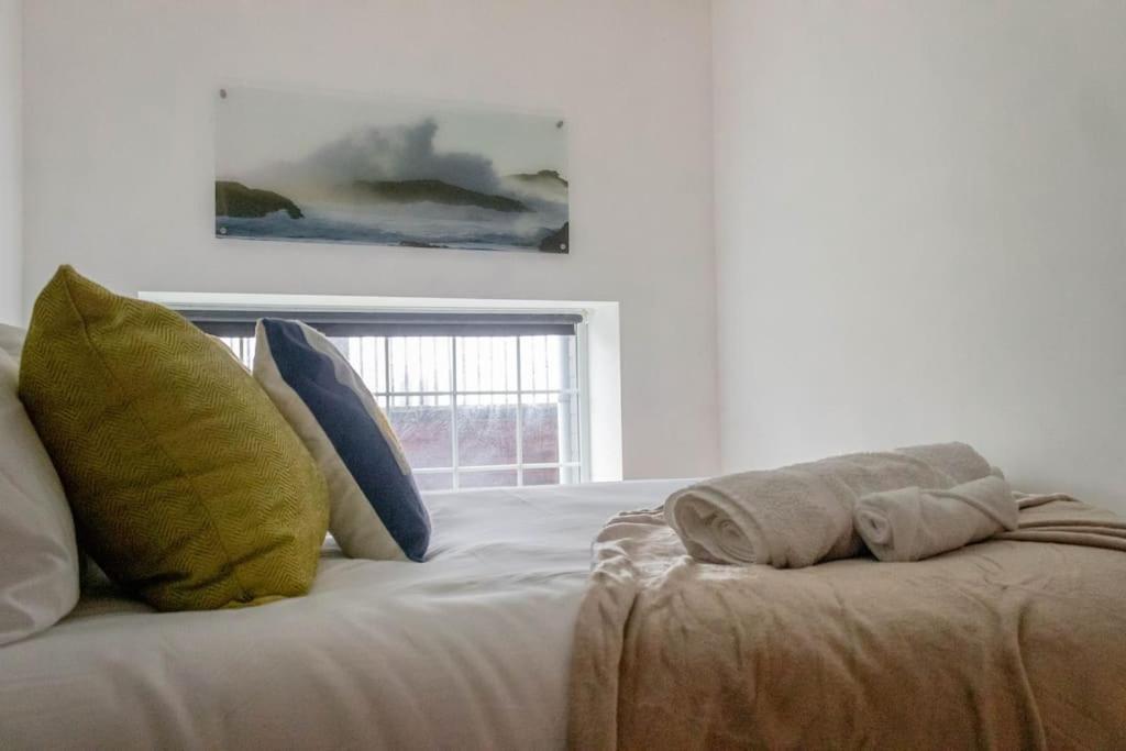 Cozy And Modern 2-Bed Apartment 스완지 외부 사진