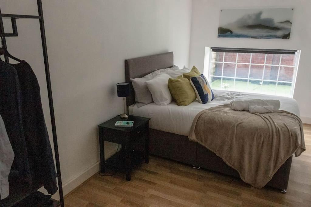 Cozy And Modern 2-Bed Apartment 스완지 외부 사진