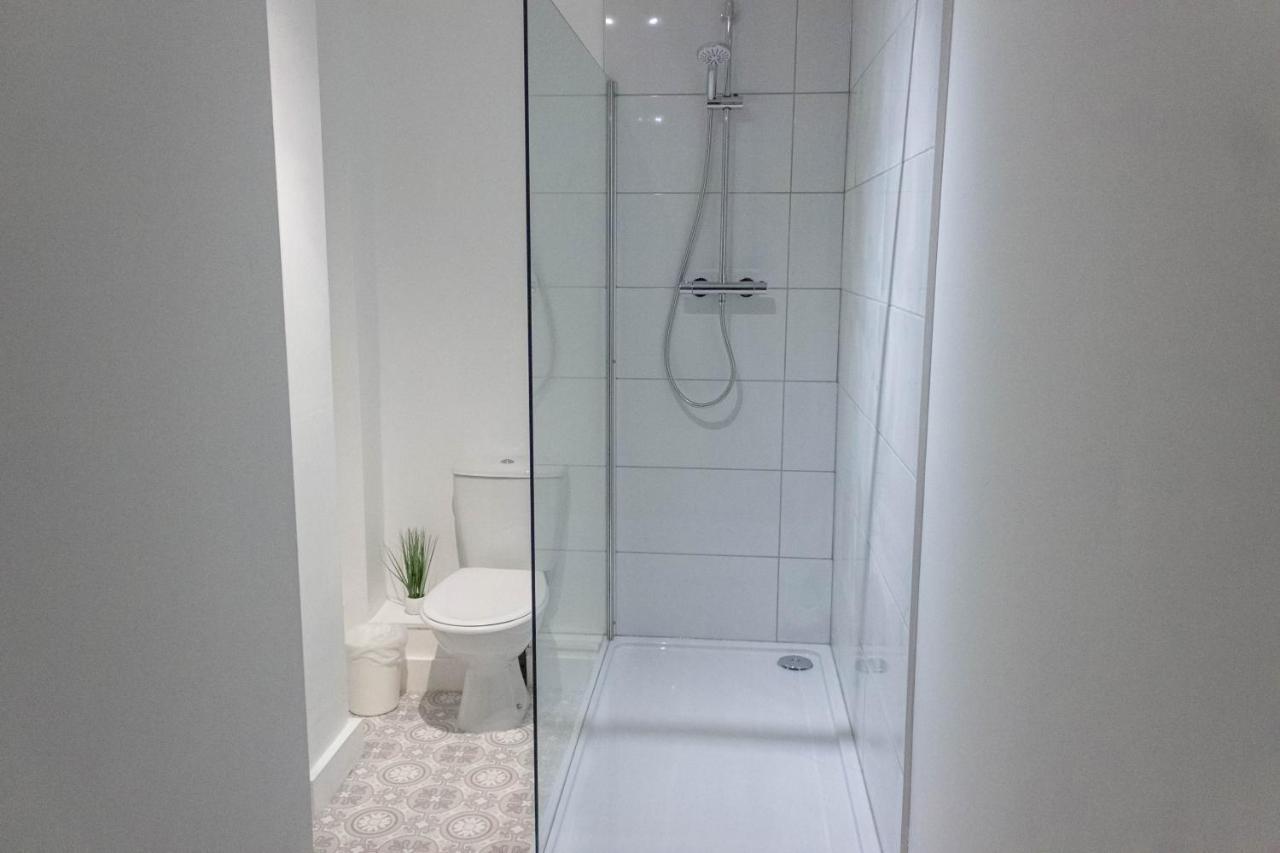 Cozy And Modern 2-Bed Apartment 스완지 외부 사진
